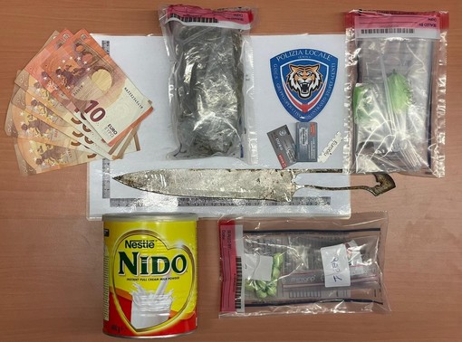 Polizia locale, fermato spacciatore in vico della Torre di San Luca. Girava con un coltello di 30 cm Polizia locale, fermato spacciatore in vico della Torre di San Luca. Girava con un coltello di 30 cm