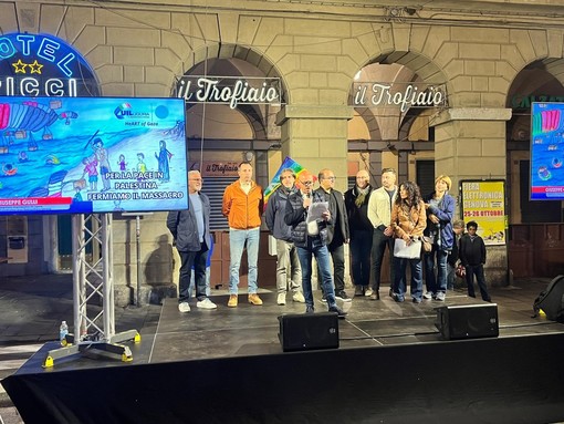 "Fermiamo il massacro": la fiaccolata della Uil Liguria in piazza Colombo per la Palestina "Fermiamo il massacro": la fiaccolata della Uil Liguria in piazza Colombo per la Palestina
