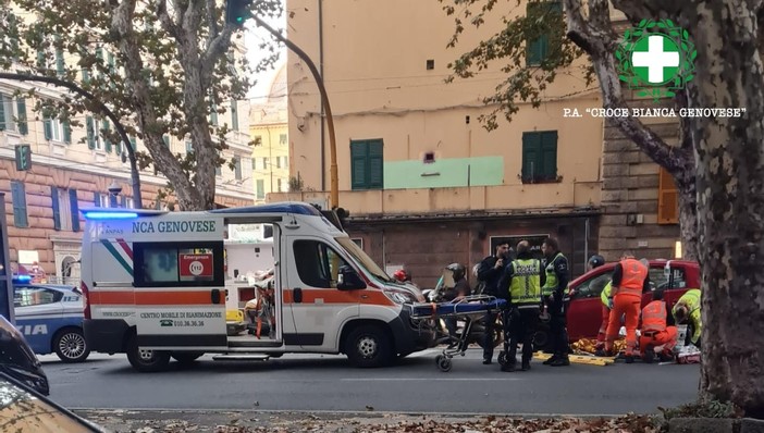 Va in arresto cardiaco mentre è in auto al semaforo: sessantaduenne soccorso alla Foce