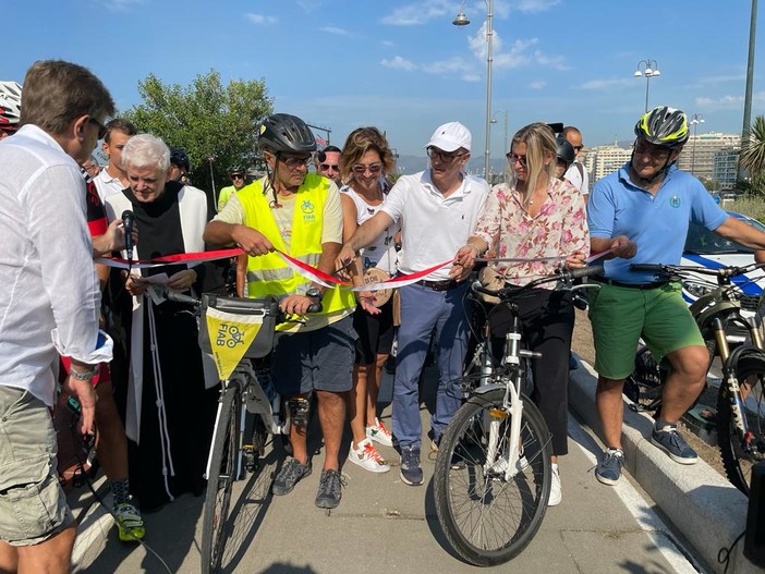 Corso Italia ha una nuova ciclabile, stamattina la pedalata inaugurale (Video)
