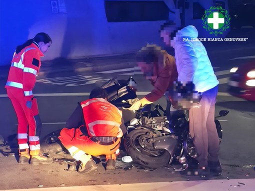 Albaro, scontro fra due scooter in piazza Leopardi: due feriti in codice rosso