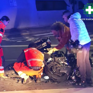 Albaro, scontro fra due scooter in piazza Leopardi: due feriti in codice rosso Albaro, scontro fra due scooter in piazza Leopardi: due feriti in codice rosso