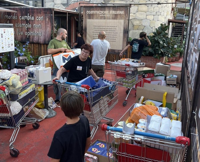 Chiedevano quaranta tonnellate di aiuti, ne sono arrivate duecentosessanta: lo straordinario e commovente cuore di Genova per aiutare Gaza