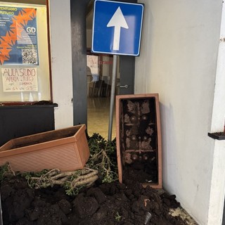 Vandalizzata la sede del Pd a Chiavari, il segretario: &quot;Urlavano Duce, Duce&quot;