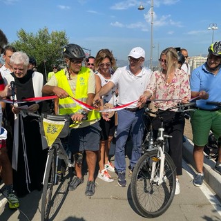 Corso Italia ha una nuova ciclabile, stamattina la pedalata inaugurale (Video)