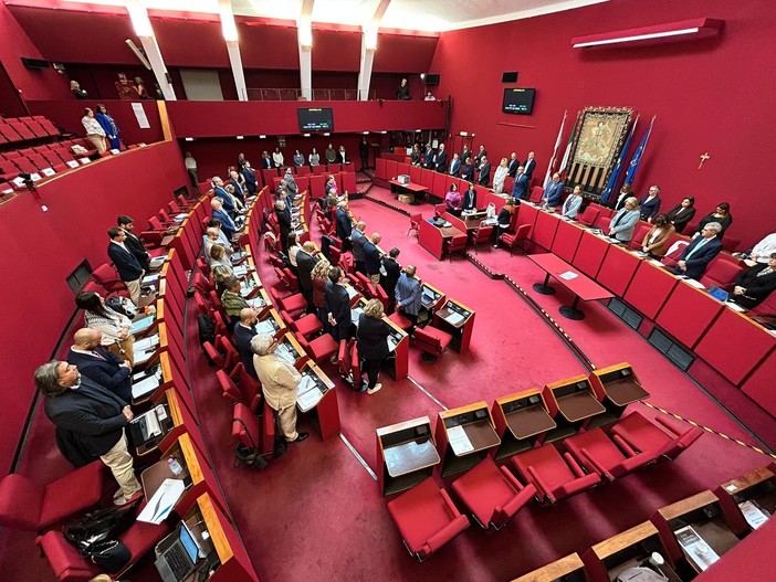 7 ottobre, il consiglio comunale si ferma per un minuto di silenzio in ricordo delle vittime dell’attacco terroristico di Hamas del 2023 7 ottobre, il consiglio comunale si ferma per un minuto di silenzio in ricordo delle vittime dell’attacco terroristico di Hamas del 2023