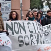 No alla funivia sopra il Lagaccio: consegnate al sindaco facente funzioni Piciocchi oltre duemila firme