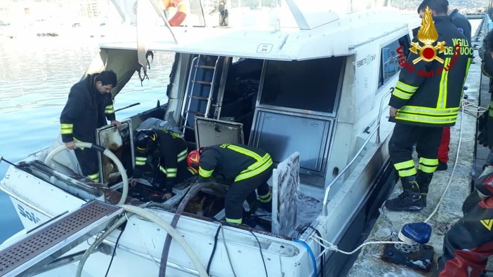 Yacht in fiamme nel Porto di Lavagna