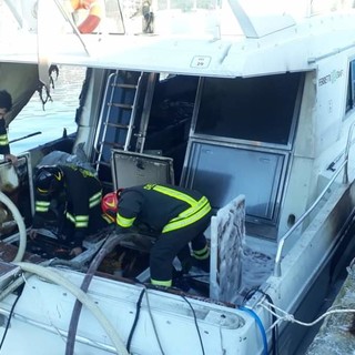 Yacht in fiamme nel Porto di Lavagna