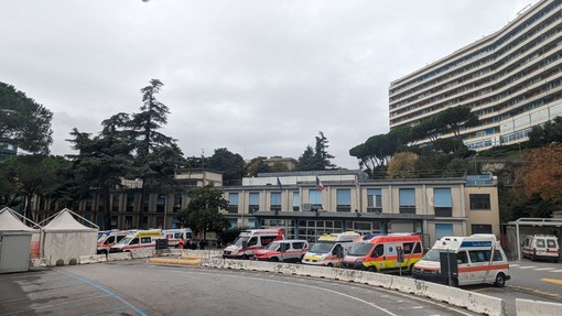 Pronto soccorso in tilt, più di tredici ambulanze bloccate a San Martino