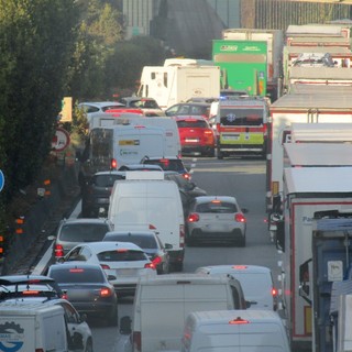 Traffico in tilt sulla A10: ambulanza bloccata all'altezza di Celle Ligure (FOTO e VIDEO)