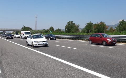 Stangata carburanti, l’esodo estivo costa caro: diesel su del 26% rispetto a un anno fa