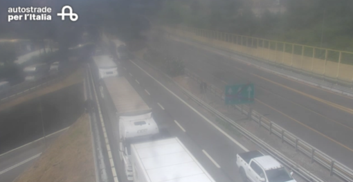 A10, camion si ribalta tra Arenzano e Pra': traffico bloccato verso Genova