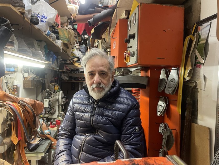 I mestieri di una volta - Alberto Acosta, la ‘resistenza artigiana’ del calzolaio di via San Bernardo