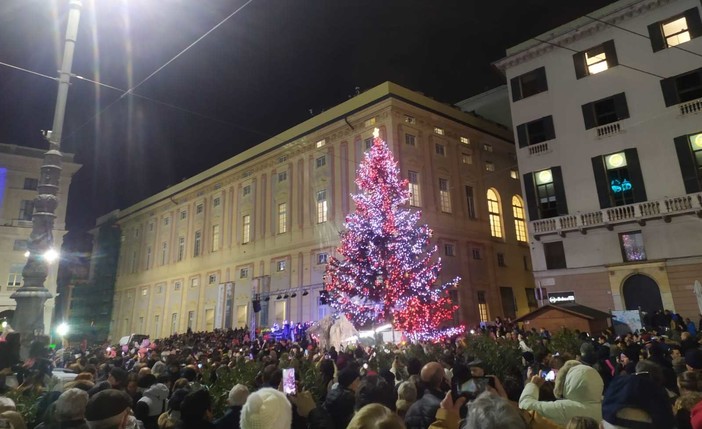 Con l'accensione del grande albero di piazza De Ferrari iniziano ufficialmente le feste a Genova e in Liguria (Foto e video) Con l'accensione del grande albero di piazza De Ferrari iniziano ufficialmente le feste a Genova e in Liguria (Foto e video)