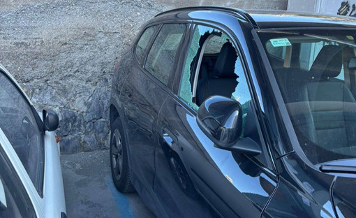 Raid notturno contro le auto parcheggiate a San Teodoro, due arresti