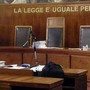 Ignora e maltratta i figli di uno e tre anni perché 'distratta' dal cellulare: madre a processo