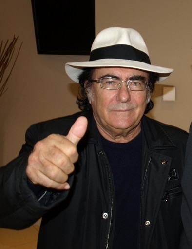 Al Bano torna al Basko di Cornigliano a firmare le sue bottiglie Al Bano torna al Basko di Cornigliano a firmare le sue bottiglie