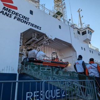 La Geo Barents è arrivata nel porto della Spezia, iniziate le operazioni di sbarco (video)