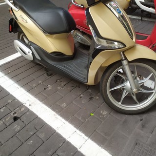 A poche settimane dal restyling piazzetta Jacopo da Varagine è già un colabrodo, l'asfalto non regge ai cavalletti delle moto