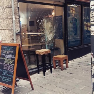La “gang del tombino” colpisce ancora, ennesima spaccata in centro storico