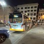 Aggressione all’alba sul bus in centro: dieci contro tre, un giovane finisce in ospedale