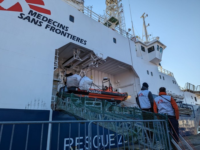 La Geo Barents è arrivata nel porto della Spezia, iniziate le operazioni di sbarco (video)