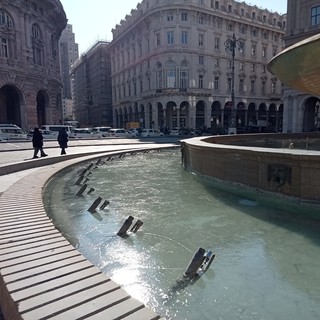 Brrr che freddo, l'acqua della fontana di piazza De Ferrari diventa ghiaccio