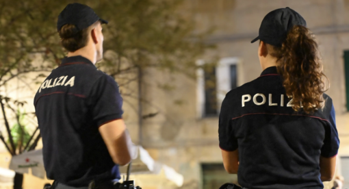 Foce, forza due vetrine e tenta il colpo in un negozio di elettronica: arrestato Foce, forza due vetrine e tenta il colpo in un negozio di elettronica: arrestato