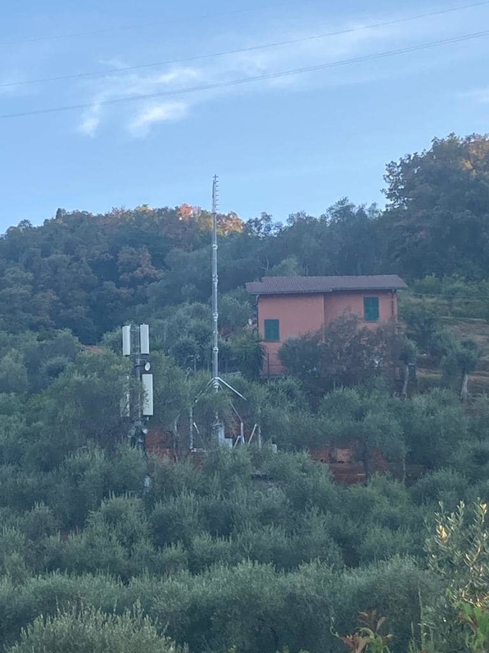 Sestri L., installata antenna per telecomunicazioni a San Bartolomeo della Ginestra. Muzio: "Interrogazione sul valore delle emissioni"