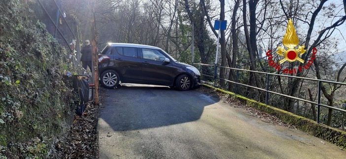 Segue il navigatore ma resta incastrato per fare inversione: liberato dai vigili del fuoco (foto) Segue il navigatore ma resta incastrato per fare inversione: liberato dai vigili del fuoco (foto)