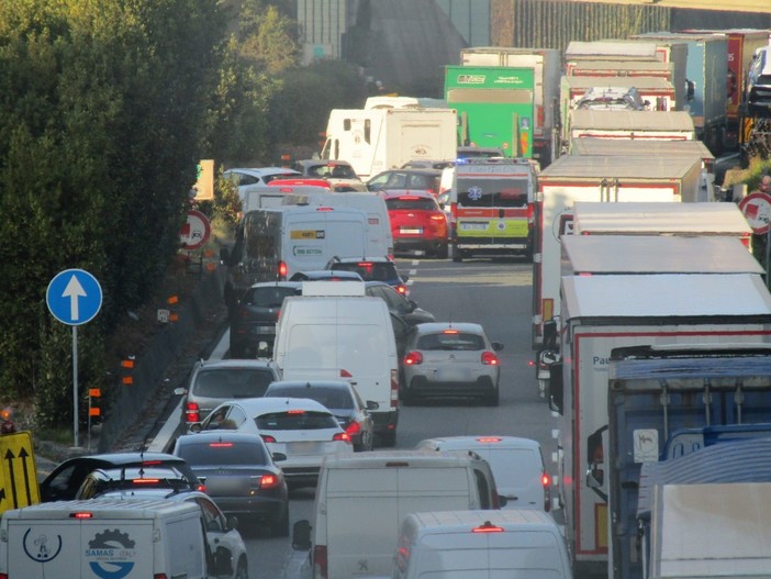 Traffico in tilt sulla A10: ambulanza bloccata all'altezza di Celle Ligure (FOTO e VIDEO)