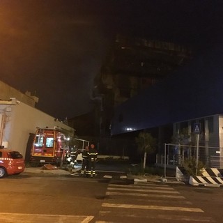 Incendio all'Autorità Portuale di Savona: presidio notturno dei vigili del fuoco  (FOTO e VIDEO)