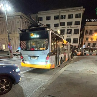 Aggressione all’alba sul bus in centro: dieci contro tre, un giovane finisce in ospedale