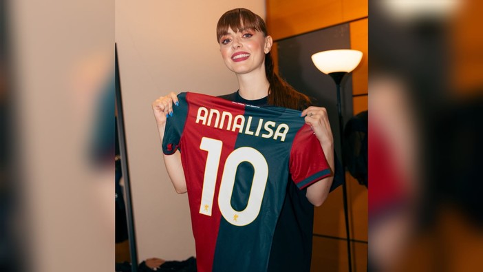 Non si ferma l'onda di BellissimA, il Genoa dona una maglia rossoblù ad Annalisa Non si ferma l'onda di BellissimA, il Genoa dona una maglia rossoblù ad Annalisa
