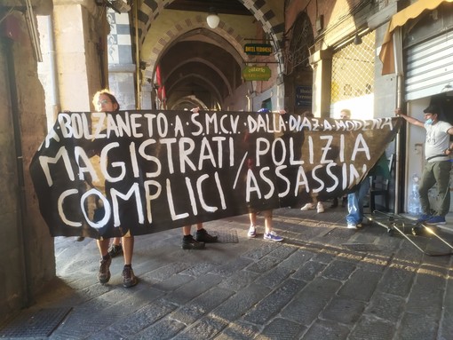 "Magistrati polizia complici assassini", la protesta degli anarchici in centro a Genova