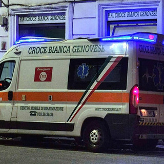 Via XII Ottobre, aggressione con coltello fra senza fissa dimora: un ferito lieve