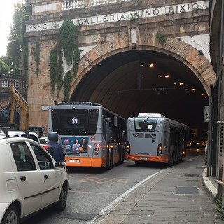 Autobus in panne all'imbocco della galleria Nino Bixio, traffico in tilt