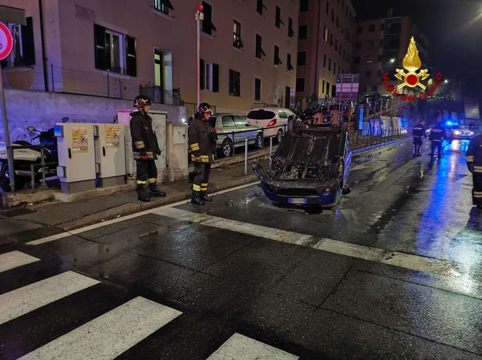 Auto cappottata in corso Europa, ferita una donna Auto cappottata in corso Europa, ferita una donna