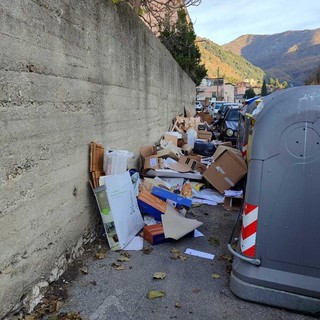 Abbandono di rifiuti in via Geirato e via Trossarelli: doppia sanzione della Polizia Locale