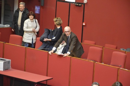 Barriere antirumore, assessore Campora a PD: "Data già fissata per la commissione e comunicata in consiglio: consigliera Lodi distratta?" Barriere antirumore, assessore Campora a PD: "Data già fissata per la commissione e comunicata in consiglio: consigliera Lodi distratta?"