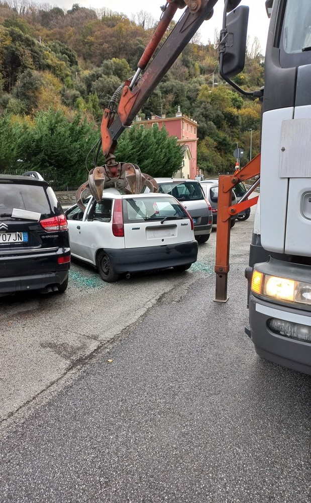 Polizia locale, sei auto abbandonate rimosse dal piazzale del cimitero di Voltri (FOTO)