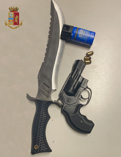 Cornigliano: pregiudicato sorpreso fuori casa con una bomboletta di gas cs non consentita in Italia