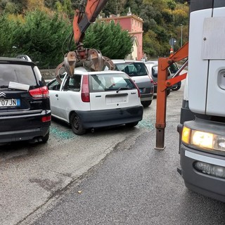 Polizia locale, sei auto abbandonate rimosse dal piazzale del cimitero di Voltri (FOTO)