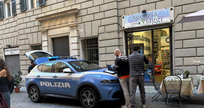 Non riesce a prenotare un volo urgente e prende a sediate il titolare dell'agenzia di viaggi: denunciato