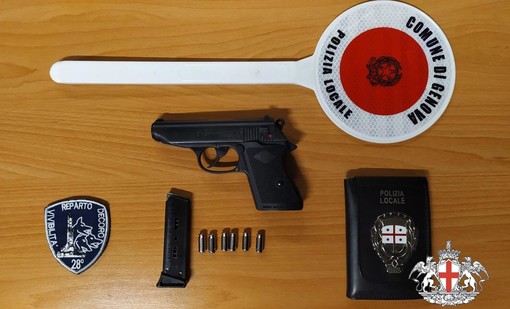 Attimi di panico al luna park: giovane spara in mezzo alla folla con una pistola a salve