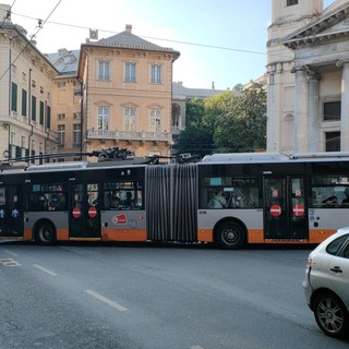Autobus in panne, traffico in tilt in piazza della Nunziata (Foto)