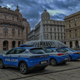 Gruppo di giovani aggredisce e deruba minorenni in piazza De Ferrari: quattro arresti e tre denunce