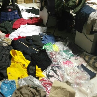 Abbigliamento sportivo contraffatto: sequestro al mercato di piazza Palermo