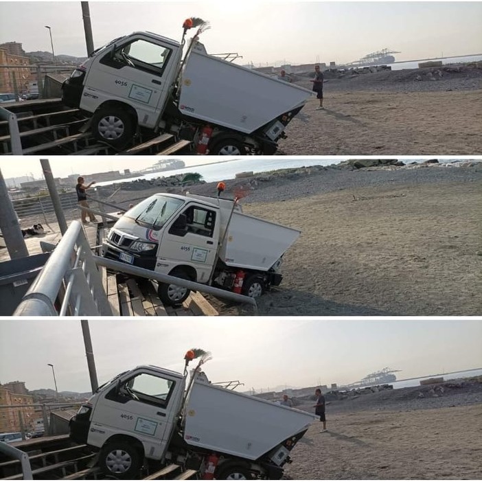 Mezzo Amiu incastrato sulle scalette della passeggiata a Voltri Mezzo Amiu incastrato sulle scalette della passeggiata a Voltri